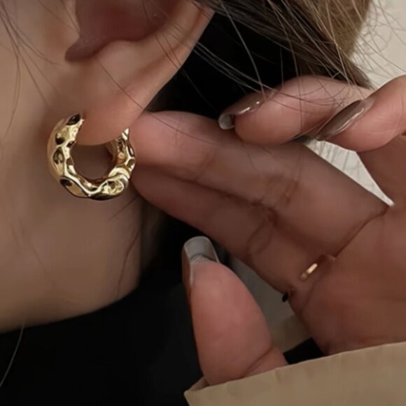 Gold Plated Hammered Style huggie Hoop Earrings - Clicker back closure - NEW - Picture 2 of 3